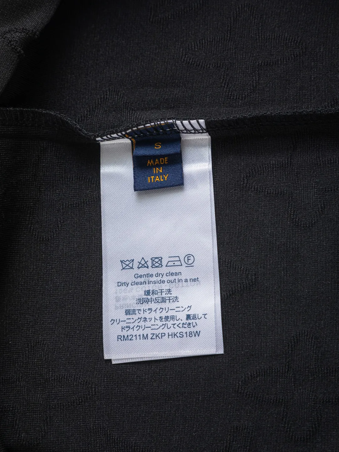 🅿️210 Louis Vuitton Louis Vuitton 1V Lujia slightly wide version S-XL LV25SS new product counter has new models at the same time, clover presbyopia letters all over the jacquard large logo letters 🪡 embroidered round neck short-sleeved T-shirt, the same style for men and women! Synchronized with the official website, pure cotton fabrics at the counter! It is close to the skin and comfortable, durable and easy to wear. It has a classic and simple logo design and meticulous original craftsmanship. Short-sleeves, a must-have item for men, are not the same as the general public, but must be unique and eye-catching. This LV short-sleeve is all about quality, comfort, the same shape and fashion as always, including the fabric and cutting process. All efforts have been made! 320 grams of washed pure cotton fabric, pure cotton is breathable, very refreshing and comfortable for daily wear. The rib knitting on the neckline is smooth and tight, and the neckline will not be skewed if you toss it at will. The loose version, you will find that it looks really good on the upper body. The overall is minimalist and neat, super versatile for daily use! Pair it casually with a pair of pants for a youthful look. A T-shirt will make your outfit crazy. It is a fashionable item that can never go wrong! Black, white, size: S-XL Size chart: S: Shoulder width 50-Bust 54-Length 70 M: Shoulder width 52-Bust 56.5-Length 72 L: Shoulder width 54-Bust 59-Length 74 XL: Shoulder width 56-Bust 61.5-Length 76